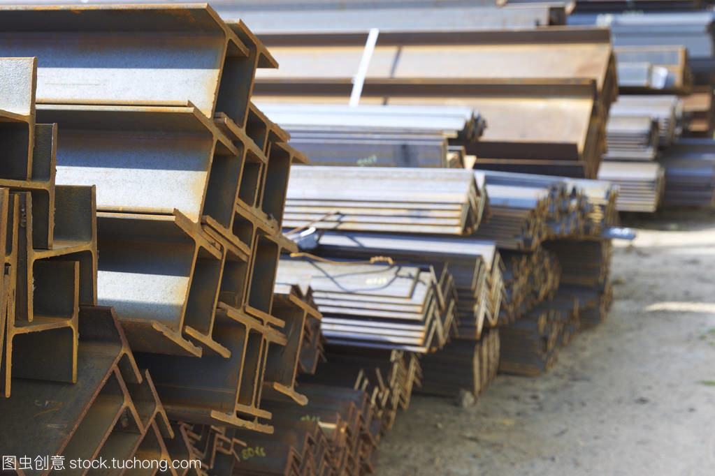 金屬制品倉(cāng)庫(kù)中的不銹鋼分類(lèi)與特性